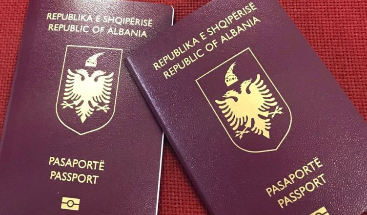 Pasaportë shqiptare për dokumente dhe procedura në Francë